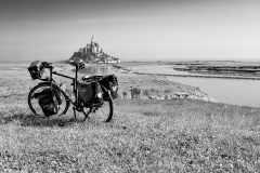 de CUSSY Bruno, de- CUSSY_Bruno_Mont-t-Michel-en-vélo, monochrome, paysage