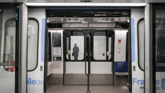 DUBIEF Monique, Entre 2 stations, couleur, street