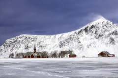 Le Bourhis Josette, Eglise des Lofoten dans son environnement, couleur, Paysage