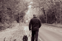 PARENT_Benoit_Promeneur et son chien Promeneur et son chien monochrome street