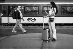 VICARI Alain en gare monochrome street