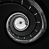 KOSS Mario Escalier rond monochrome architecture