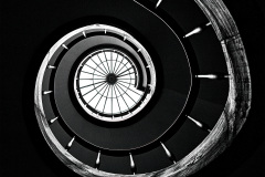 KOSS Mario Escaliere ronde monochrome architecture