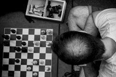VICARI Alain joeur d'échecs monochrome street