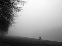 WINTERHALTER François, Seuls dans la brume, monochrome, street